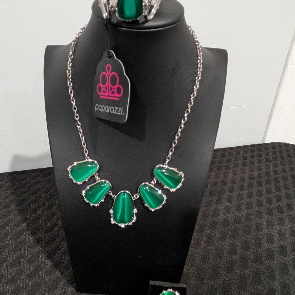Paparazzi Emerald Green and Silver Necklace Set